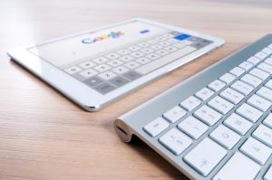 Google Suchmaschine auf iPad und Tastatur